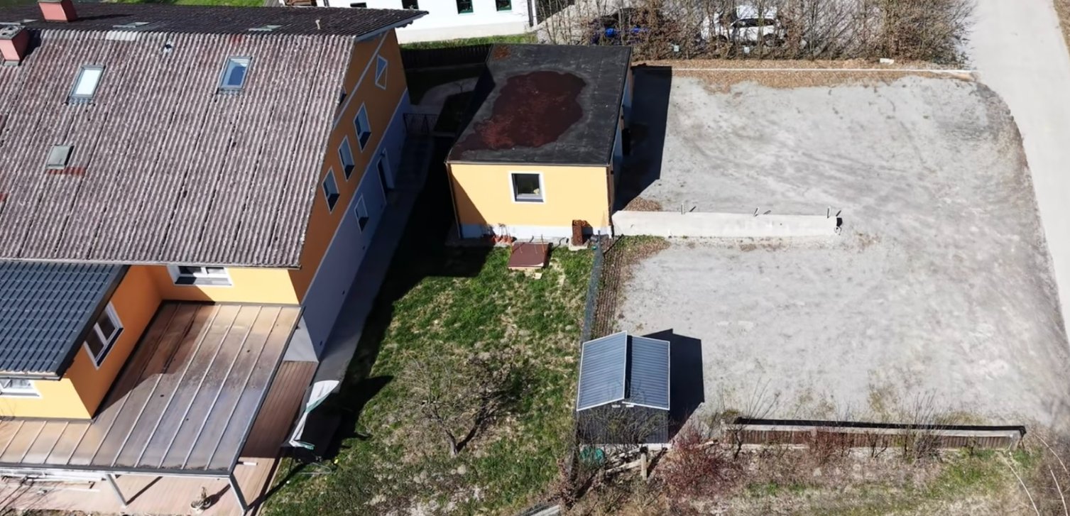 Monteurzimmer Pram — Gebäude und Parkplatz